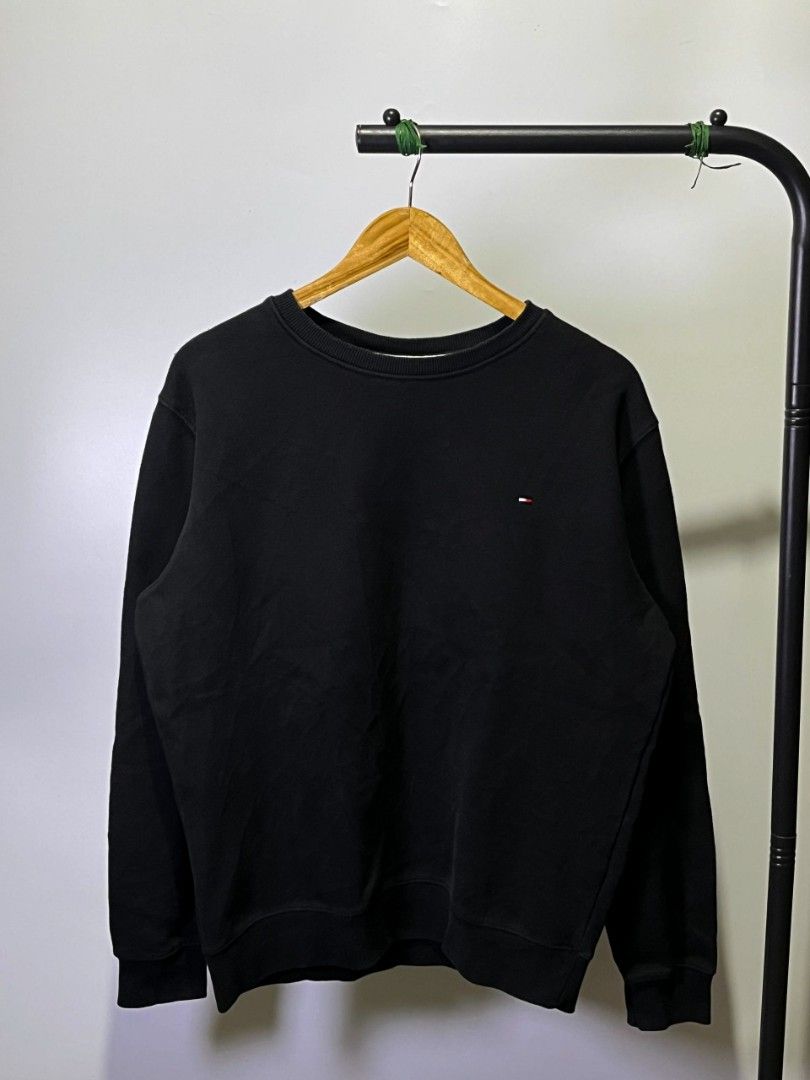 TOMMY HILFIGER SWEATSHIRT (Category: Tshirts & Polo Shirts ) located in Davao. Submitted by nmd.archives (Listing ID 1466185753, Image 1). Description: Large on tag 23 x 27 Color rate and condition: 9.8/10 No issue.