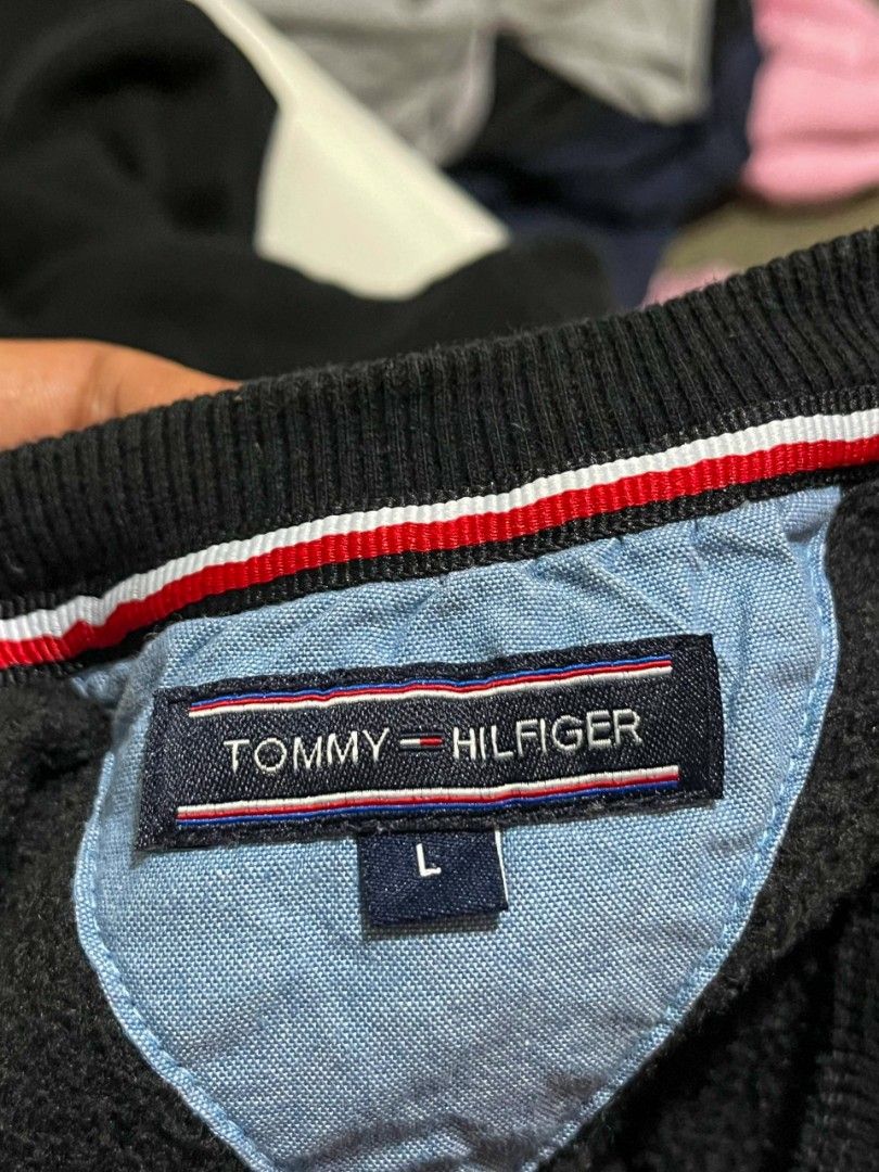 TOMMY HILFIGER SWEATSHIRT (Category: Tshirts & Polo Shirts ) located in Davao. Submitted by nmd.archives (Listing ID 1466185753, Image 2). Description: Large on tag 23 x 27 Color rate and condition: 9.8/10 No issue.