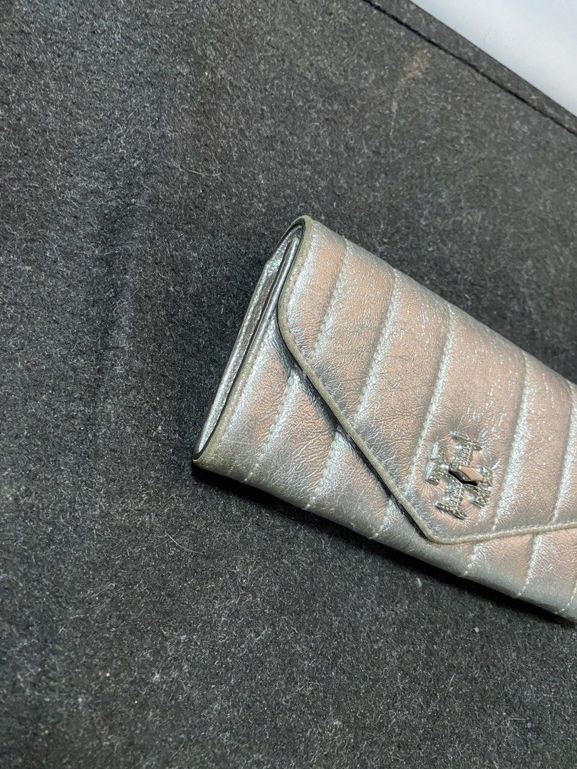 Tory Burch Sparkling Pave Logo Envelope Wallet (Category: Other Accessories) located in Quezon City. Submitted by loloyz123 (Listing ID 1466280003, Image 3). Description: Tory Burch Sparkling Pave Logo Envelope Wallet Condition: Very good Color rate: 9.8/10 Color: silver Size: L: 10cm W: 19.5cm.