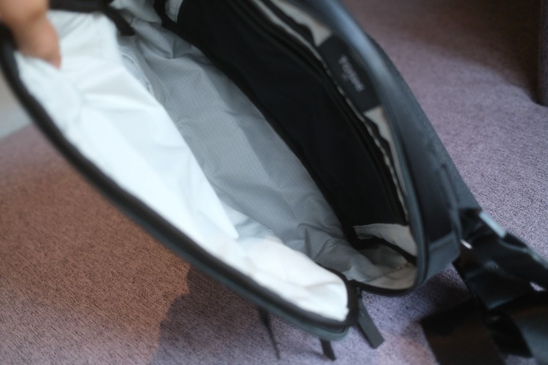 Toshi Sling 5L V2 (Category: Cross-body Bags) located in San Juan City. Submitted by cvudy (Listing ID 1466227850, Image 3). Description: Toshi Sling 5L V2 Good as new, items fitted in the sling but not carried. RFS: Not for me..