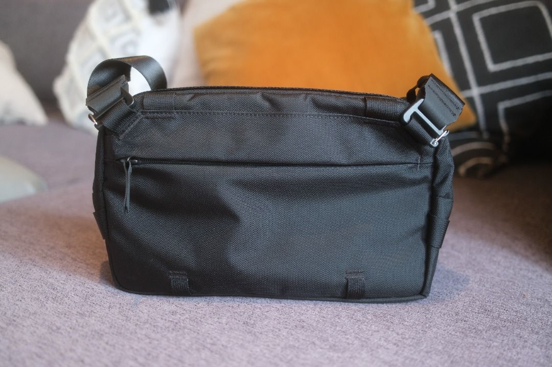 Toshi Sling 5L V2 (Category: Cross-body Bags) located in San Juan City. Submitted by cvudy (Listing ID 1466227850, Image 2). Description: Toshi Sling 5L V2 Good as new, items fitted in the sling but not carried. RFS: Not for me..