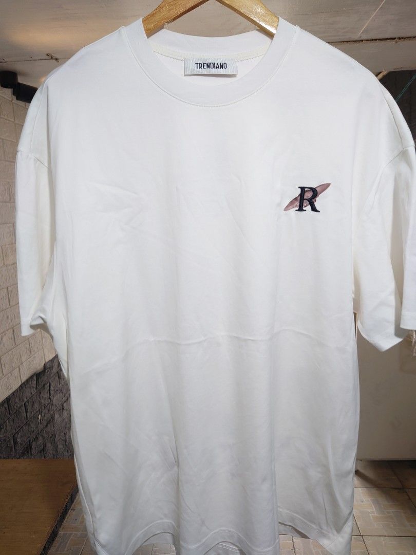 Trendiano tshirt thrift (Category: Tshirts & Polo Shirts ) located in Paranaque City. Submitted by emzeicool48572 (Listing ID 1466268577, Image 2). Description: Size: Large to Semi- XL (22.5x30 inch) Material: Cotton Color: Heavy White color rate: 9/10 Condition: 9/10 📍Tambo Paranaque 💸Payment: Pay Maya only 📦🚚 Delivery: Lalamove or j&t (order mo book mo) No return policy Buy at your own risk Don't expect too much from this product, it's just