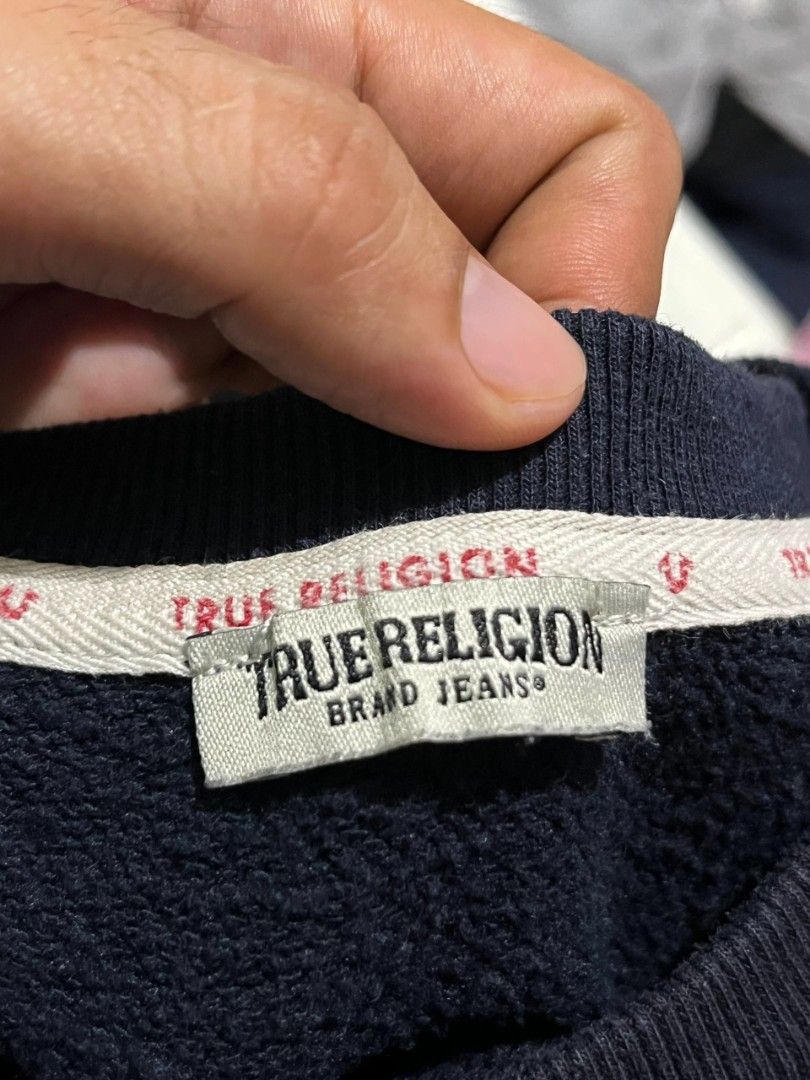 TRUE RELIGION SCRIPT SWEATSHIRT (Category: Tshirts & Polo Shirts ) located in Davao. Submitted by nmd.archives (Listing ID 1466186294, Image 2). Description: Large on tag 22 x 25.5 Color rate and condition: 9.7/10 No issue.