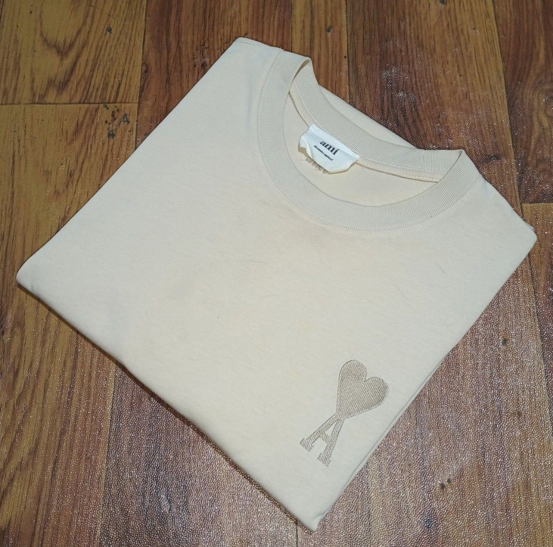 Tshirt AMI (Category: Activewear) located in Valencia. Submitted by castilloukay_372f09 (Listing ID 1466251481, Image 2). Description: .