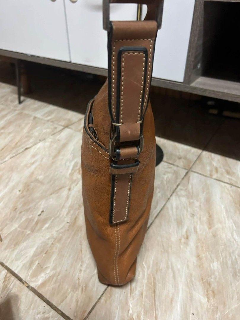 Tumi sling/bodybag (Category: Sling Bags) located in Cagayan de Oro. Submitted by noblefish_936547 (Listing ID 1466332721, Image 2). Description: .