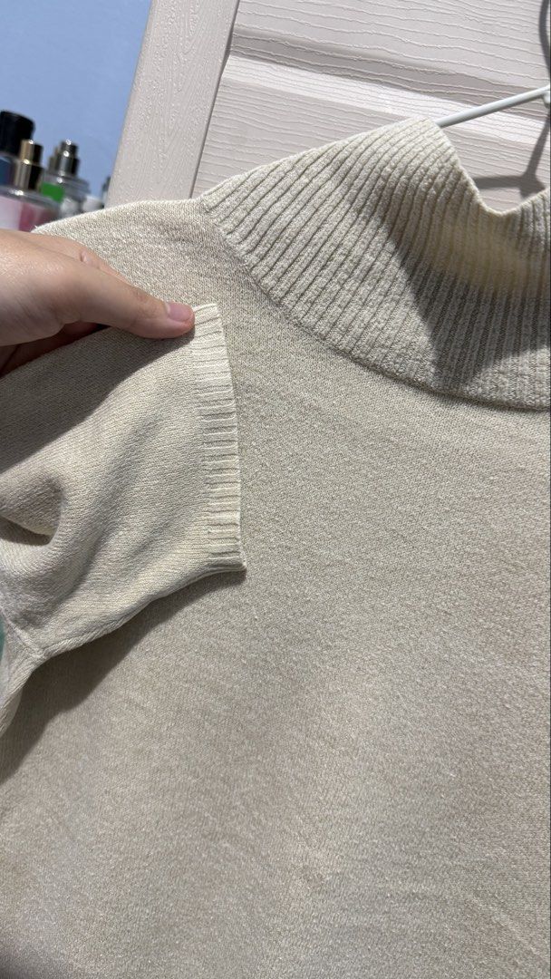 Turtle Neck Knitted Top (Category: Shirts) located in Quezon City. Submitted by dinesaur (Listing ID 1466333846, Image 2). Description: Small - med.