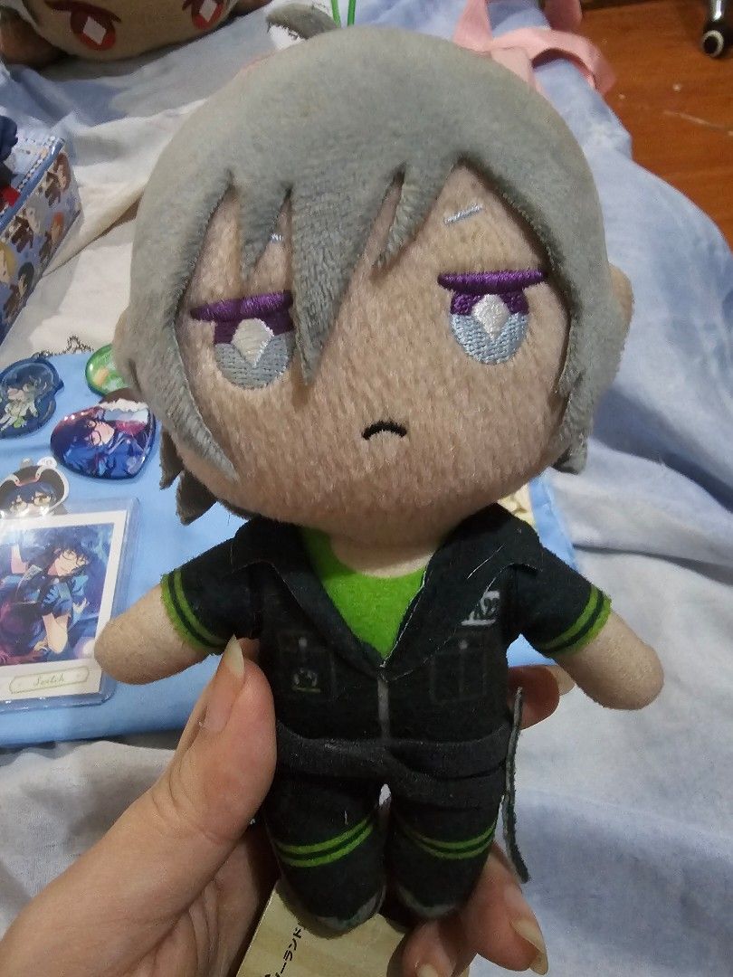 Twisted Wonderland Silver PE uniform plush (Category: Plushies & Soft Toys) located in Pasig City. Submitted by rueloheim (Listing ID 1466332898, Image 1). Description: Silver nui with tag in-tact! (though pretty beaten up) A little dusty from display, aside from that, no other flaws.