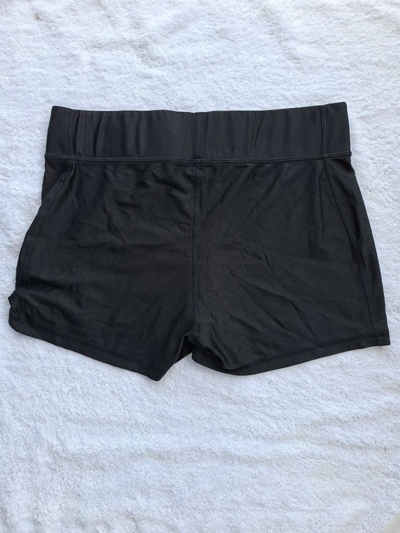 UNDER ARMOUR BLACK HEATGEAR COMPRESSION - XL (Category: Activewear) located in Abucay. Submitted by petiteprettyboutiquev2 (Listing ID 1466166350, Image 2). Description: Under Armour HeatGear compression shorts featuring a white logo on the right hem and an accented paw print graphic on the left leg. + SF(J&T).