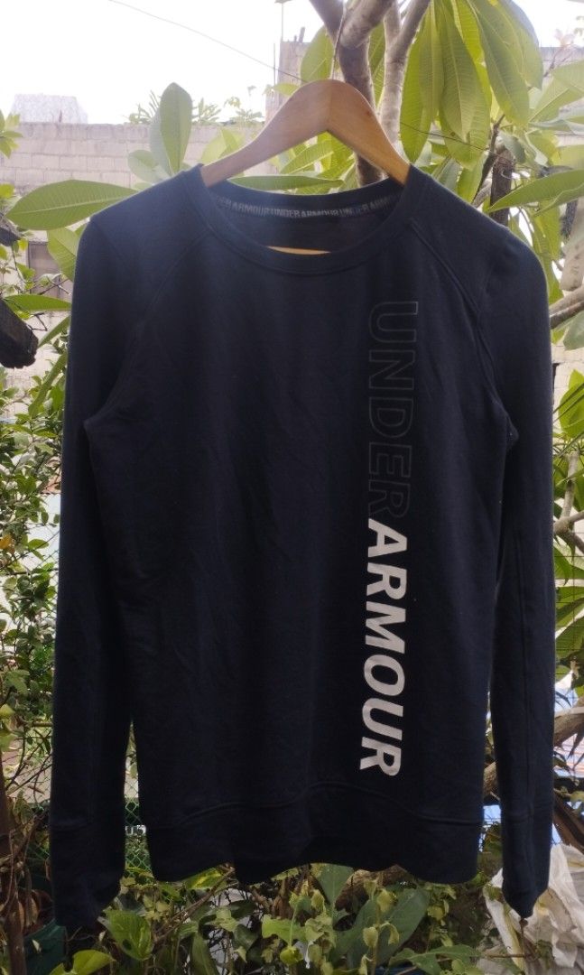 Under Armour Small Black Sweatshirt Activewear Longsleeve Pullover UA (Category: Activewear) located in Taguig. Submitted by archie.abdullathrift (Listing ID 1466324256, Image 1). Description: Under Armour Sweatshirt Small L27W18 Bust: 36 in Color Rate: 9.5/10 Condition: 9.5/10 No Issue. ✨ MOP: Cash/Gcash or COD via Lalamove 📍Taguig.