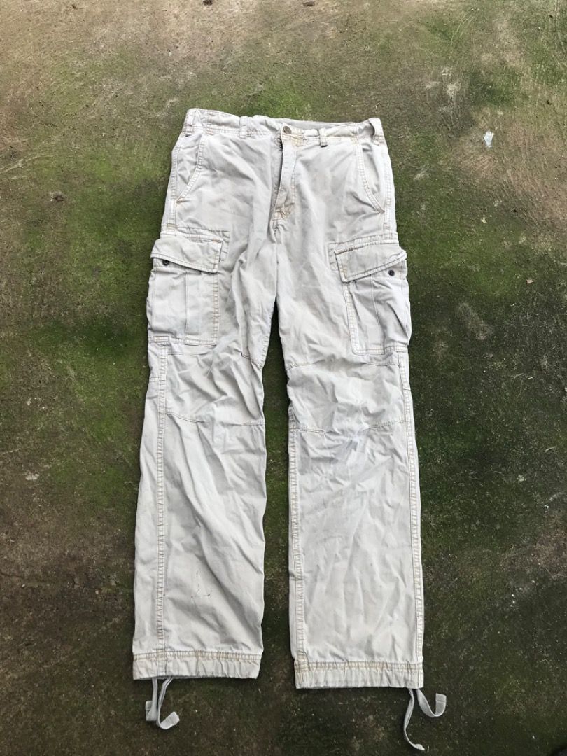 Uniqlo Beige Cargo Pants Size S (Category: Trousers) located in Jimenez. Submitted by onlythrifty_ (Listing ID 1466212619, Image 2). Description: - Brand/Model: Uniqlo Cargo Pants - Color: Classic Beige - Material: Comfortable cotton fabric - Size: S (JP 165/72A) - Fit: Relaxed fit for everyday wear - Pockets: Multiple utility pockets on sides and back - Waist: 30 can fit to 32 - Cuffs: Drawstring ties to adjust leg openings.