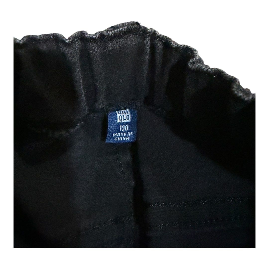 Uniqlo black jeggings (Category: Babies & Kids Fashion) located in Lipa City. Submitted by lifestyled (Listing ID 1466176804, Image 3). Description: Uniqlo black jeggings Size 130 Bottom- W-10” L- 29” Color rate- 7/10 💯 Authentic.