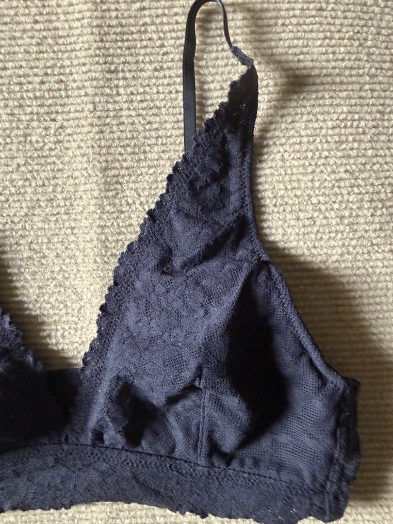 Uniqlo Bralette Lace Bra MEDIUM (Category: Undergarments & Loungewear) located in Marikina City. Submitted by wearism (Listing ID 1466249583, Image 3). Description: 100% original Uniqlo. Slightly used. Not from UKAY. AVAILABLE UNTIL POSTED. LAST PRICE POSTED. Size: Medium, padded (removable) Color: Navy. Where was it made: Vietnam/china Php390.00 each No when worn photo(s) Location: Santo Niño, Marikina Shipping via J&T -c/o buyer (MM Php60) Can 