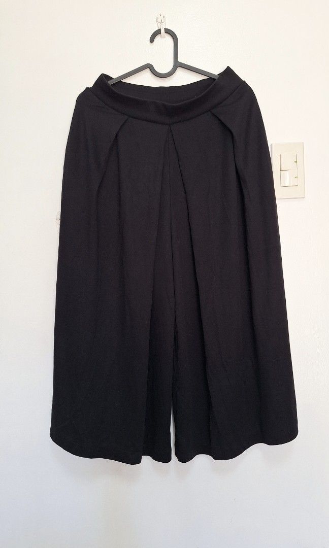 Uniqlo Culottes (Category: Other Bottoms) located in La Trinidad. Submitted by styled.traded (Listing ID 1466246573, Image 1). Description: With pockets W- 26-29", L - 31".