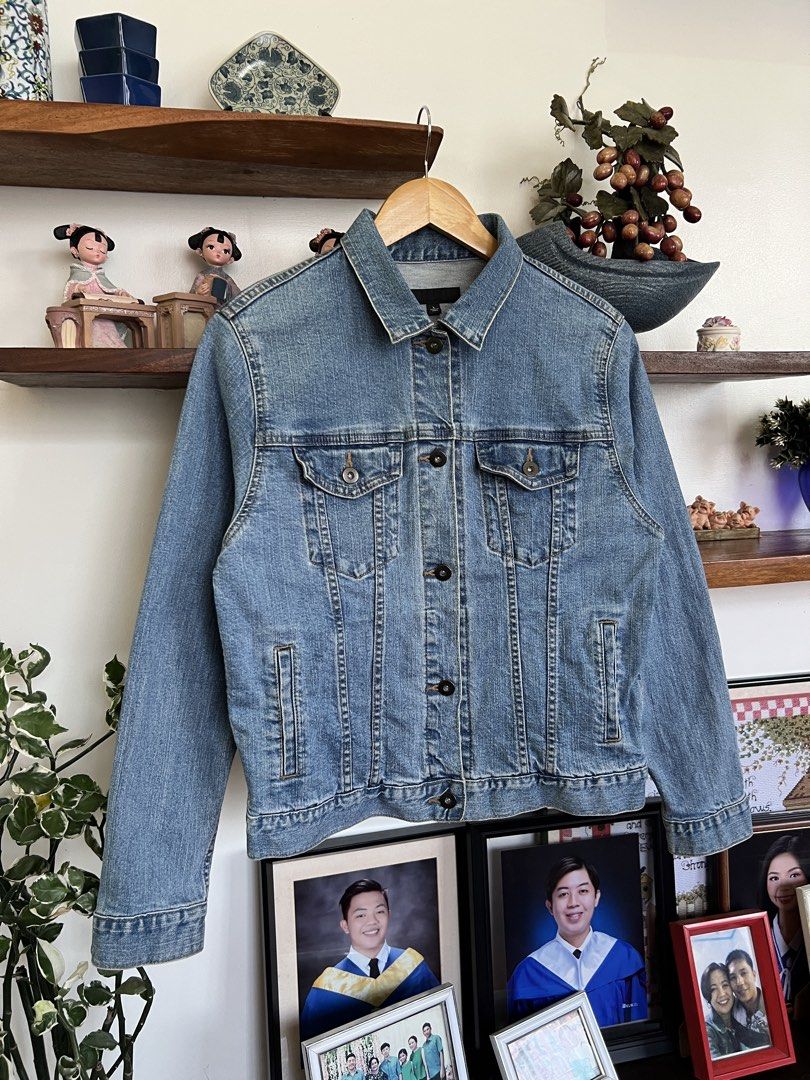 UNIQLO DENIM TRUCKER JACKET (Category: Coats, Jackets and Outerwear) located in Solano. Submitted by aljoners (Listing ID 1466220446, Image 3). Description: Size: L Width: 19 Length: 22.5 Color rate: 10/10 Condition: 10/10 Issue/s: None “Color may vary due to lighting”.