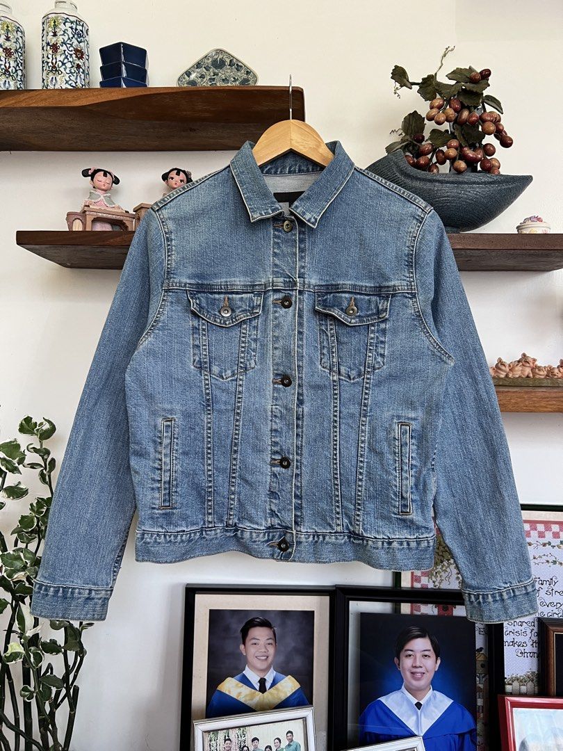 UNIQLO DENIM TRUCKER JACKET (Category: Coats, Jackets and Outerwear) located in Solano. Submitted by aljoners (Listing ID 1466220446, Image 1). Description: Size: L Width: 19 Length: 22.5 Color rate: 10/10 Condition: 10/10 Issue/s: None “Color may vary due to lighting”.