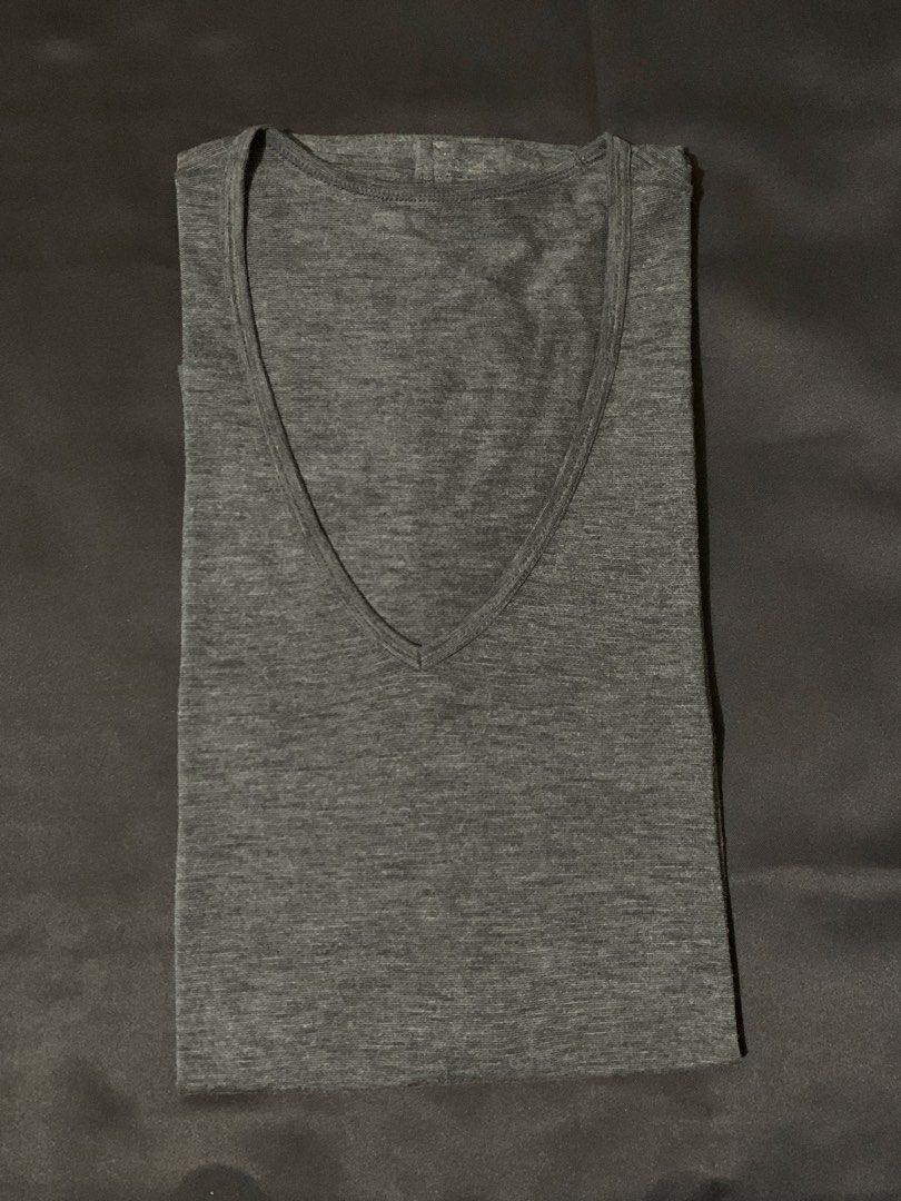 Uniqlo Heat Tech M Vneck (Category: Tshirts & Polo Shirts ) located in Manila. Submitted by deehumphrey (Listing ID 1466335303, Image 3). Description: Uniqlo HEAT TECH DarkGray Size M on tag V-neck Dimes W 19 - L 30.