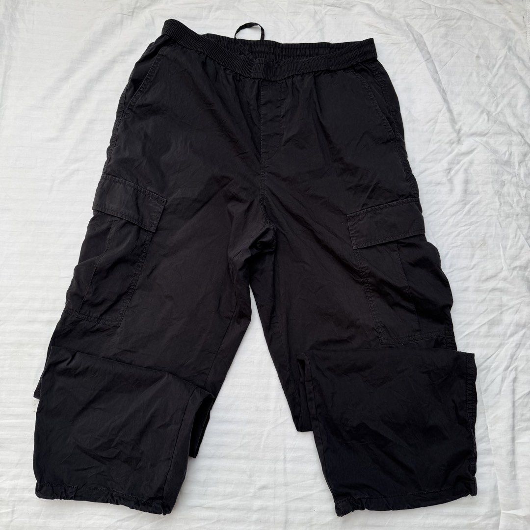 UNIQLO PANTS (Category: Activewear) located in Pasig City. Submitted by jaaard (Listing ID 1466308452, Image 1). Description: Size large cargo pants Garterize fits 30 to 35 Pm me.