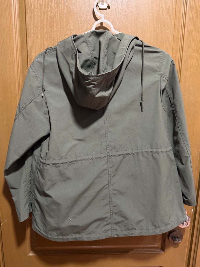 Uniqlo Parka Take All (Medium) (Category: Coats, Jackets and Outerwear) located in Quezon City. Submitted by theluxuryrack (Listing ID 1466177105, Image 2). Description: .