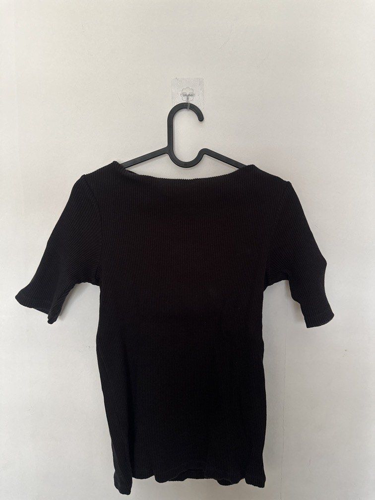 Uniqlo Ribbed Shirt (Category: Shirts) located in Subic. Submitted by toocutetokeep (Listing ID 1466201057, Image 1). Description: RFS decluttering.