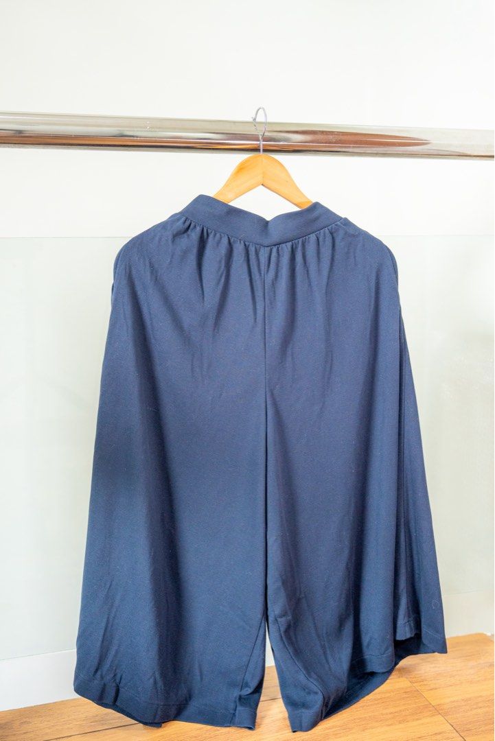Uniqlo S (Category: Other Bottoms) located in Lipa City. Submitted by prelovedbymicad (Listing ID 1464308054, Image 3). Description: .