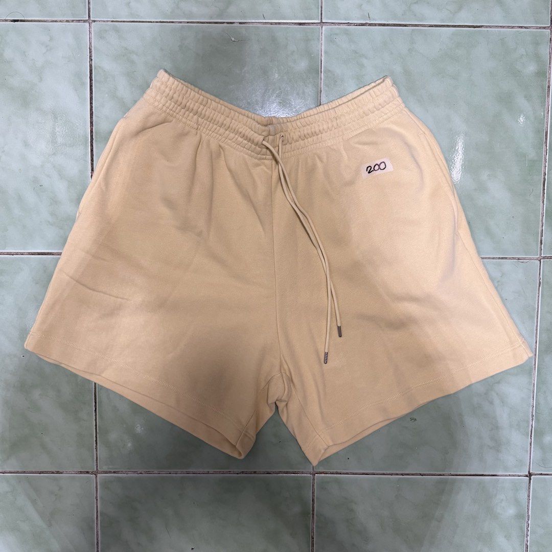 UNIQLO shorts (Category: Shorts) located in Mandaluyong City. Submitted by the.doll.wardrobe (Listing ID 1466321978, Image 1). Description: – size: L – mod: meetup around mandaluyong, j&t, and lalamove – mop: gcash, pnb, bdo, maya, gotyme, & maribank.