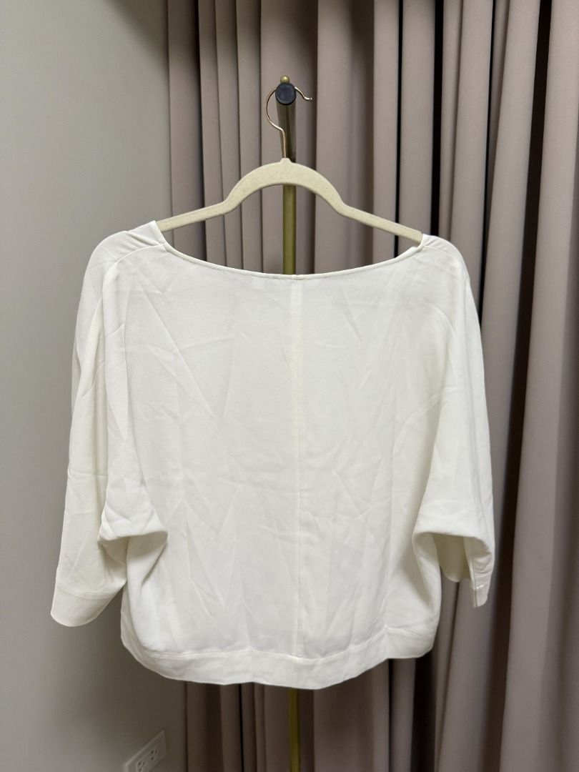 UNIQLO White Blouse in Medium (Category: Blouses) located in Marikina City. Submitted by tashdeclutters. (Listing ID 1466224463, Image 2). Description: ✨ UNIQLO White Blouse in Medium - P690 ✨ Condition 3: Good/Lightly Used 🛍️ Purchased in: Philippines ✨ @tashdeclutters ✨ Created to share the things that no longer spark joy with Tash — and hopefully, let them spark joy for someone else. 🤍 📌 SHOP POLICIES • Prices posted are FINAL. • NO LOWBALL