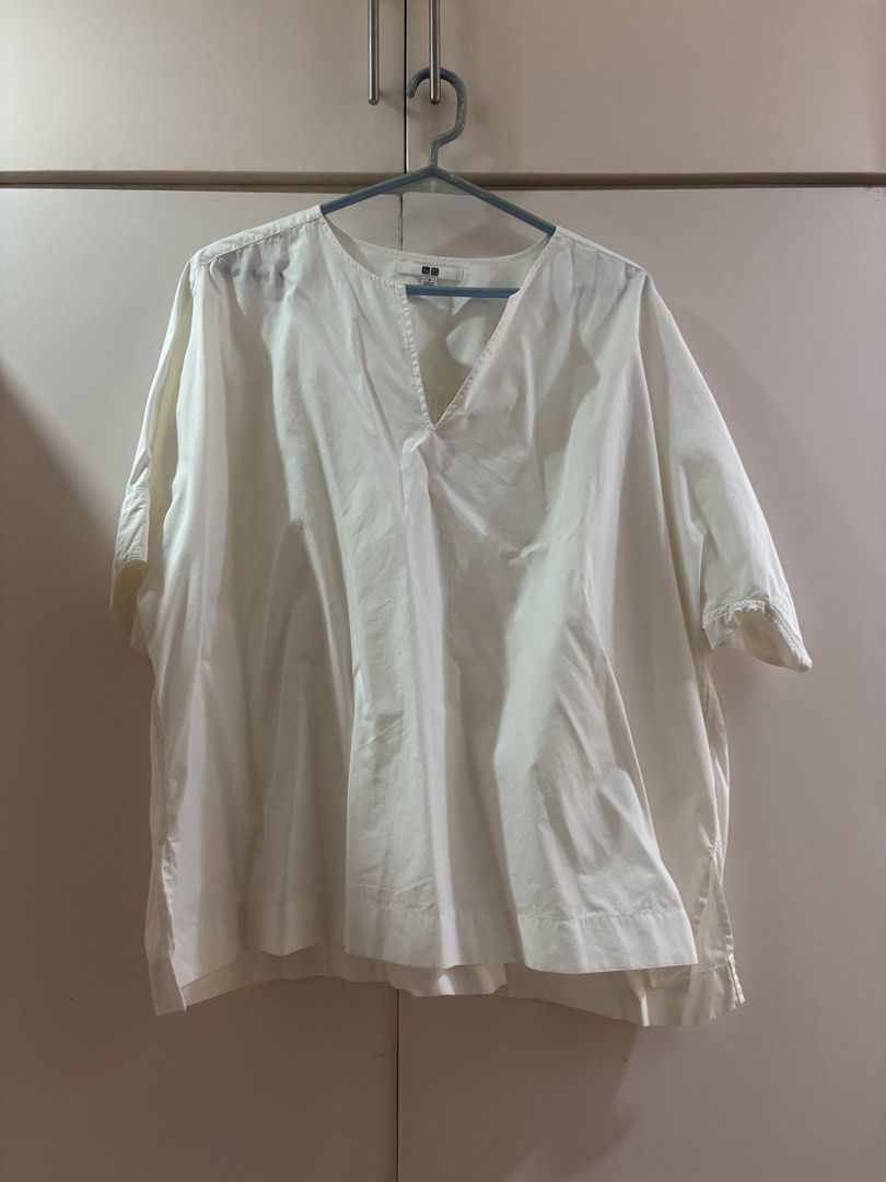 Uniqlo White V-Neck Oversized Blouse (Category: Blouses) located in Las Pinas. Submitted by misg0905 (Listing ID 1466244897, Image 1). Description: - Brand: Uniqlo - Color: White - Style: Oversized, minimalist V-neck blouse with half sleeves - Fit: Loose and relaxed - Material: Lightweight and comfortable - Condition/Details: Standard sizing tag intact - Versatility: Perfect for casual everyday looks or office wear.