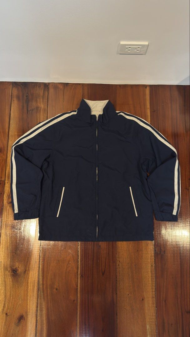 UNIQLO Windbreaker (Category: Coats, Jackets and Outerwear) located in Manila. Submitted by royalgem-3655 (Listing ID 1466270789, Image 1). Description: .