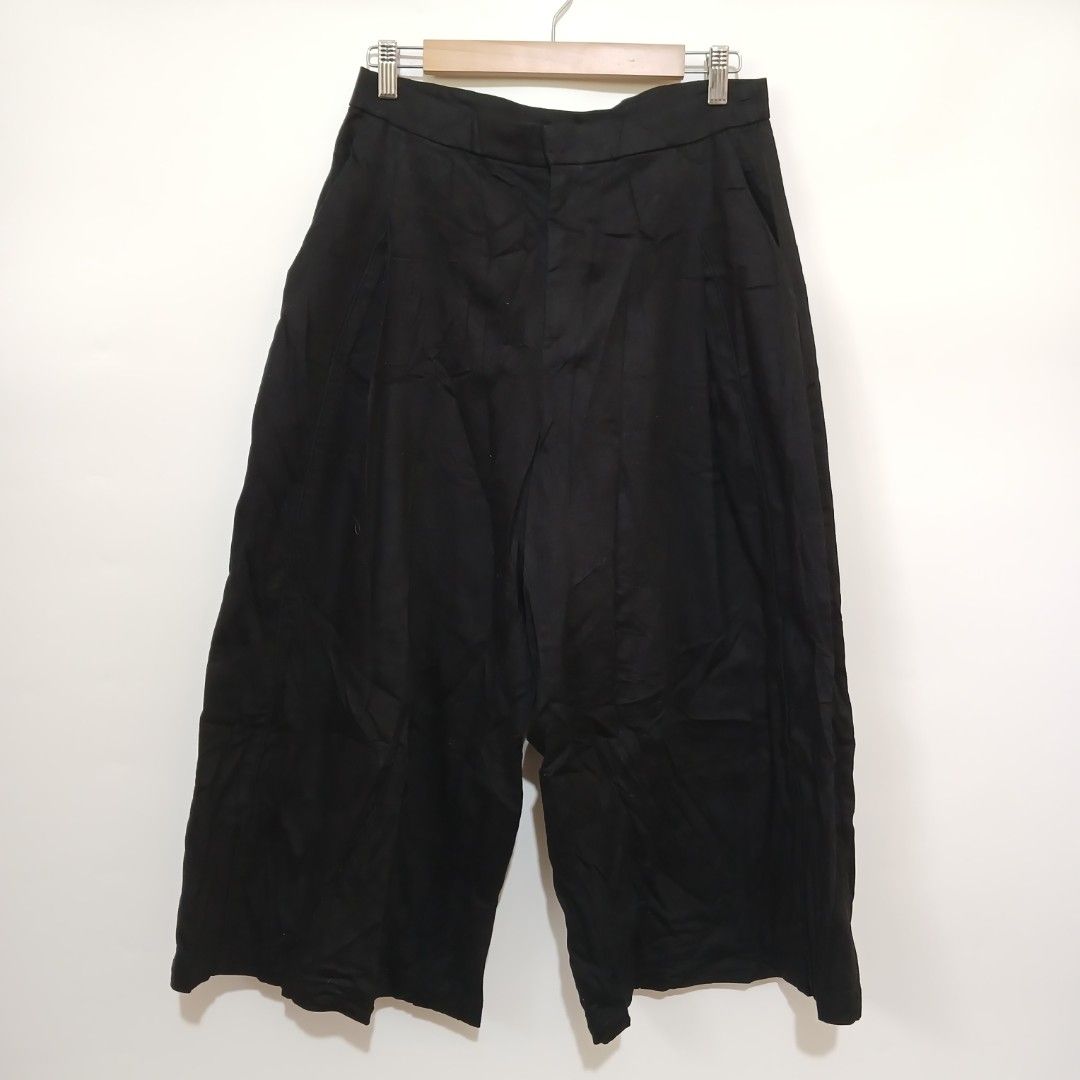 UNIQLO:C HAKAMA PANTS (Category: Trousers) located in Ozamiz City. Submitted by 2nd.sight (Listing ID 1466204972, Image 1). Description: fresh from bale size w: 29-30 l: 35.5 hem: 16 cut washtag like new.