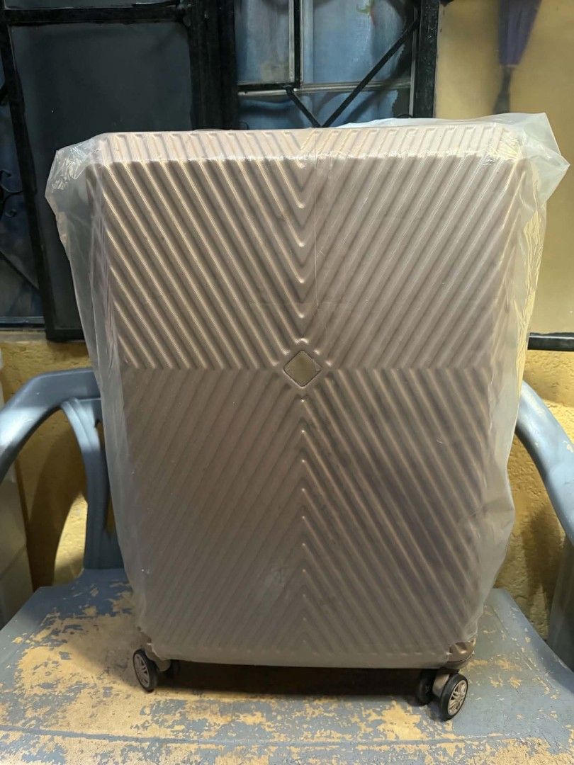 Urban hard case luggage XL (Category: Luggage) located in Manila. Submitted by geastoystoreatbp (Listing ID 1466195919, Image 1). Description: 8k pesos srp from SM selling low to clear.