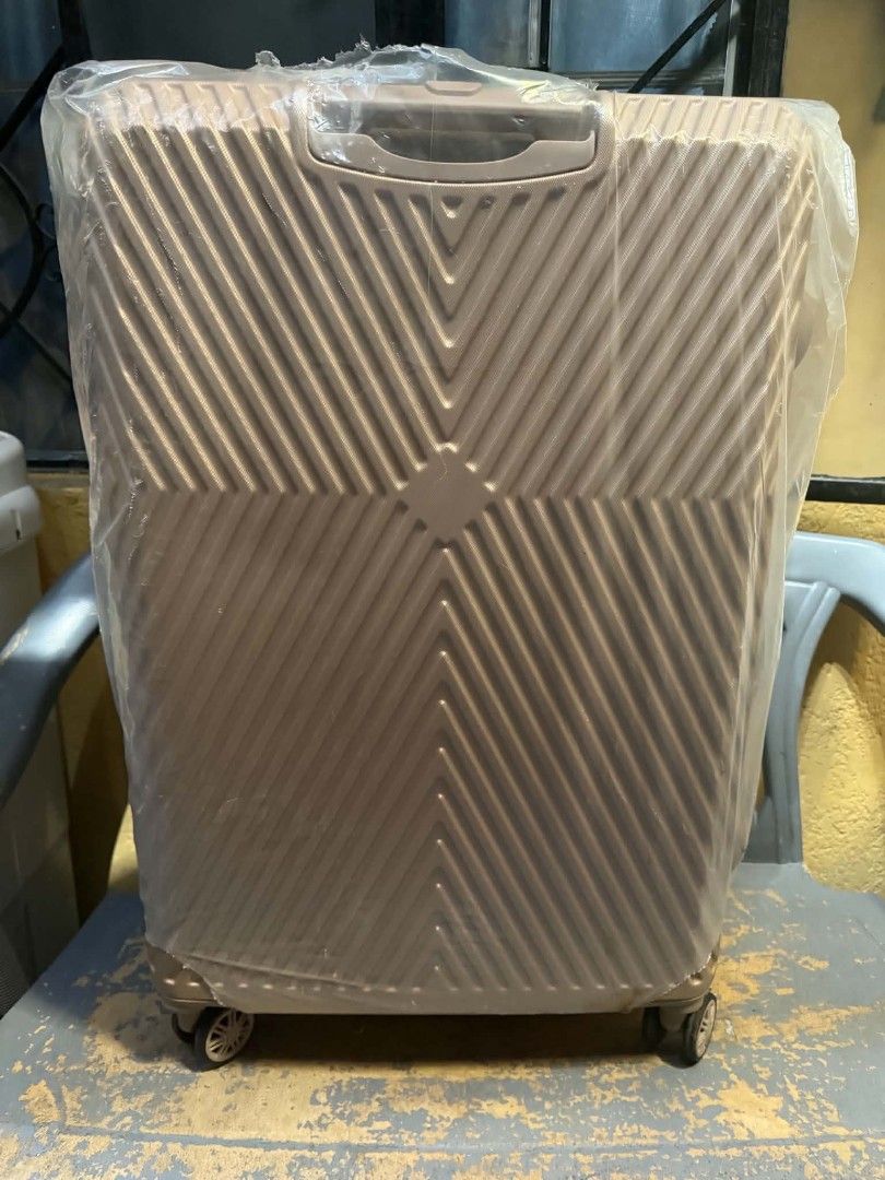 Urban hard case luggage XL (Category: Luggage) located in Manila. Submitted by geastoystoreatbp (Listing ID 1466195919, Image 2). Description: 8k pesos srp from SM selling low to clear.