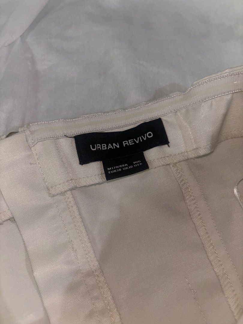 URBAN REVIVO Pleated Strapless Top (Category: Sleeveless) located in Taguig. Submitted by haenessy (Listing ID 1466324580, Image 3). Description: Urban Revivo Pleated Strapless Top with Structured Bodice Fits S Worn once Non-stretchy so it gets tight around the torso.