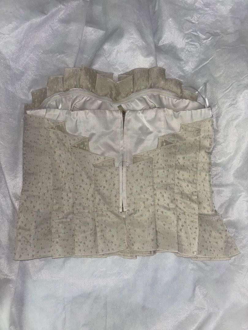 URBAN REVIVO Pleated Strapless Top (Category: Sleeveless) located in Taguig. Submitted by haenessy (Listing ID 1466324580, Image 2). Description: Urban Revivo Pleated Strapless Top with Structured Bodice Fits S Worn once Non-stretchy so it gets tight around the torso.