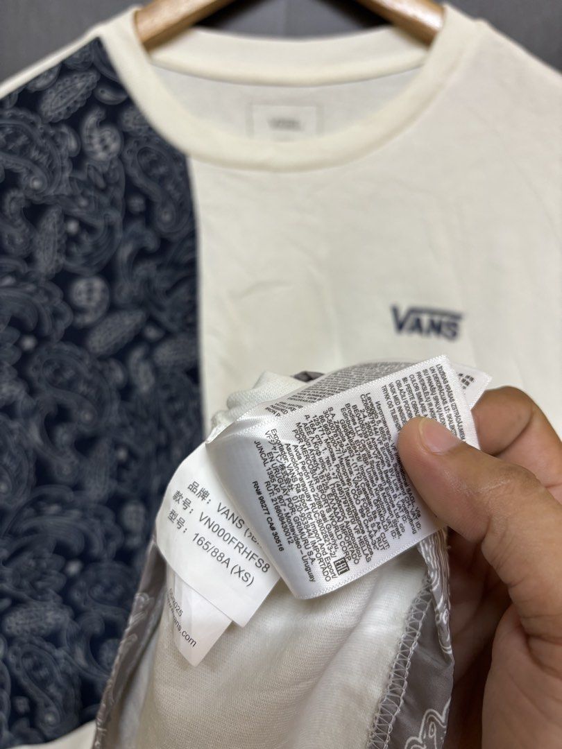 Vans (Category: Tshirts & Polo Shirts ) located in Cavite. Submitted by staythrifted.23 (Listing ID 1466160358, Image 3). Description: Vans Large ( via Dimes ) Dimes : Length 27.5 Width 21.5 Like new Color rate 9.9/10 Issue : ❌ 📩📩📩 Loc. Cavite We ship nationwide Payment first 📌DISCLAIMER: We are not associated or affiliated with any brand posted. 📃ALL COPYRIGHT AND TRADEMARKS RESERVED TO THE ORIGINAL BRAND OWNERS..