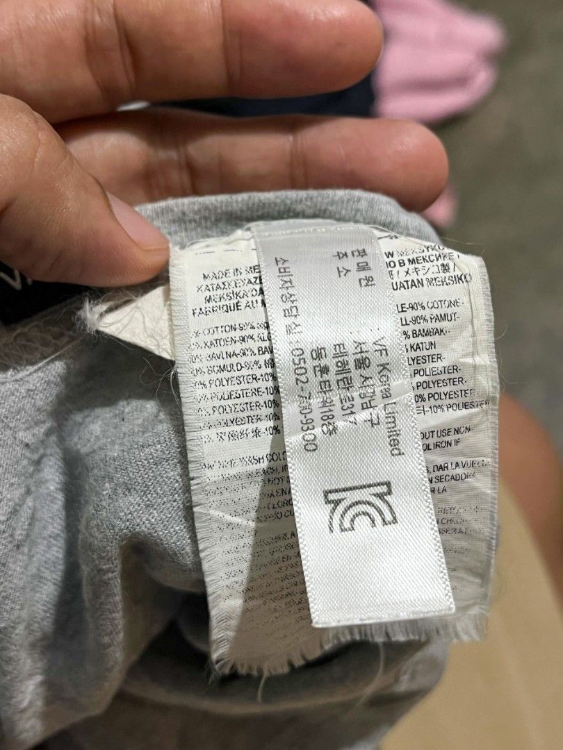 VANS SCRIPT SLEEVELESS SHIRT (Category: Tshirts & Polo Shirts ) located in Davao. Submitted by nmd.archives (Listing ID 1466179009, Image 3). Description: Medium on tag 20 x 30 Color rate and condition: 10/10 No issue.