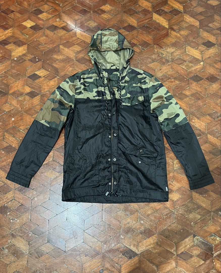 Vans Windbreaker “Camo” (Category: Hoodies) located in Manila. Submitted by oloip.thrift (Listing ID 1466310443, Image 1). Description: Size: L to XL Dimes: 22/30 Excellent good as new No issue Color rate: 10/10.