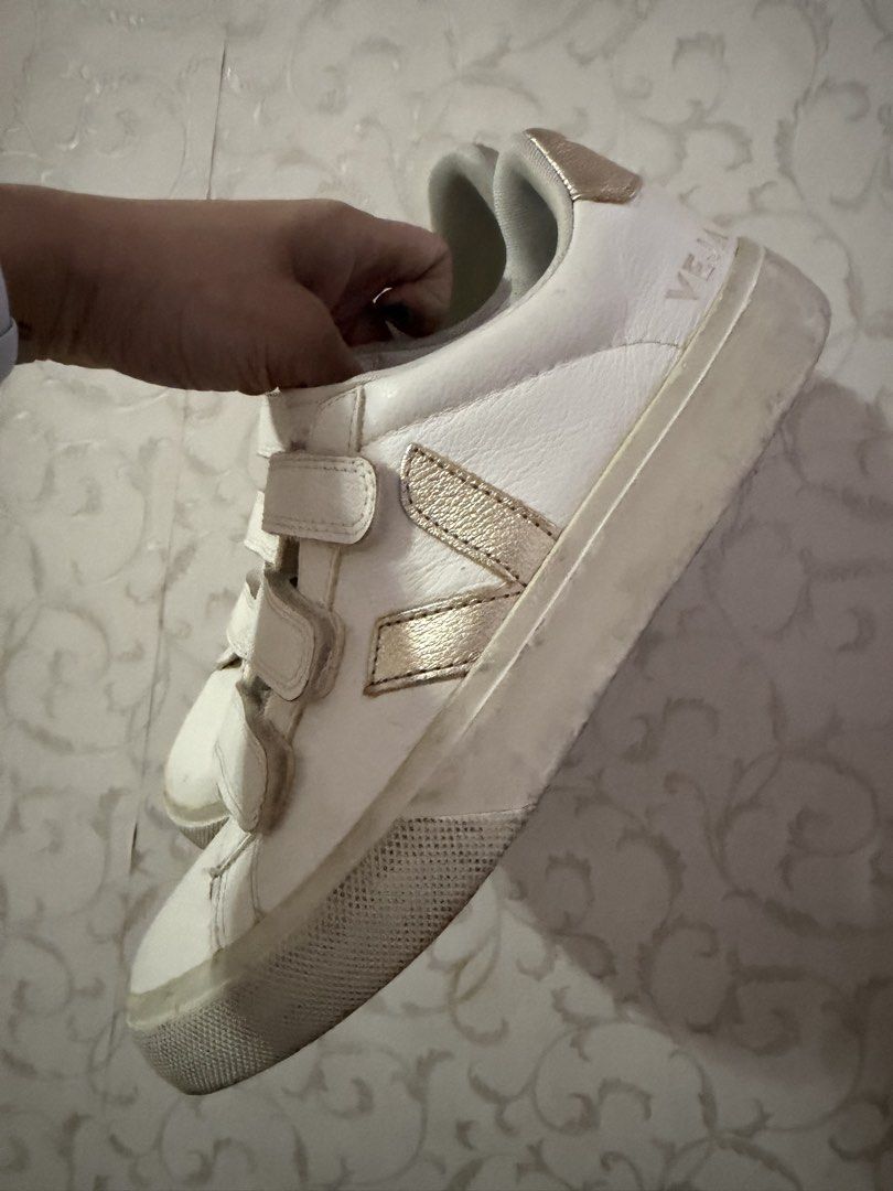 Veja (Category: Sneakers & Footwear) located in Las Pinas. Submitted by ebesarabia (Listing ID 1466237589, Image 3). Description: Needs cleaning and pls see pics for marks .