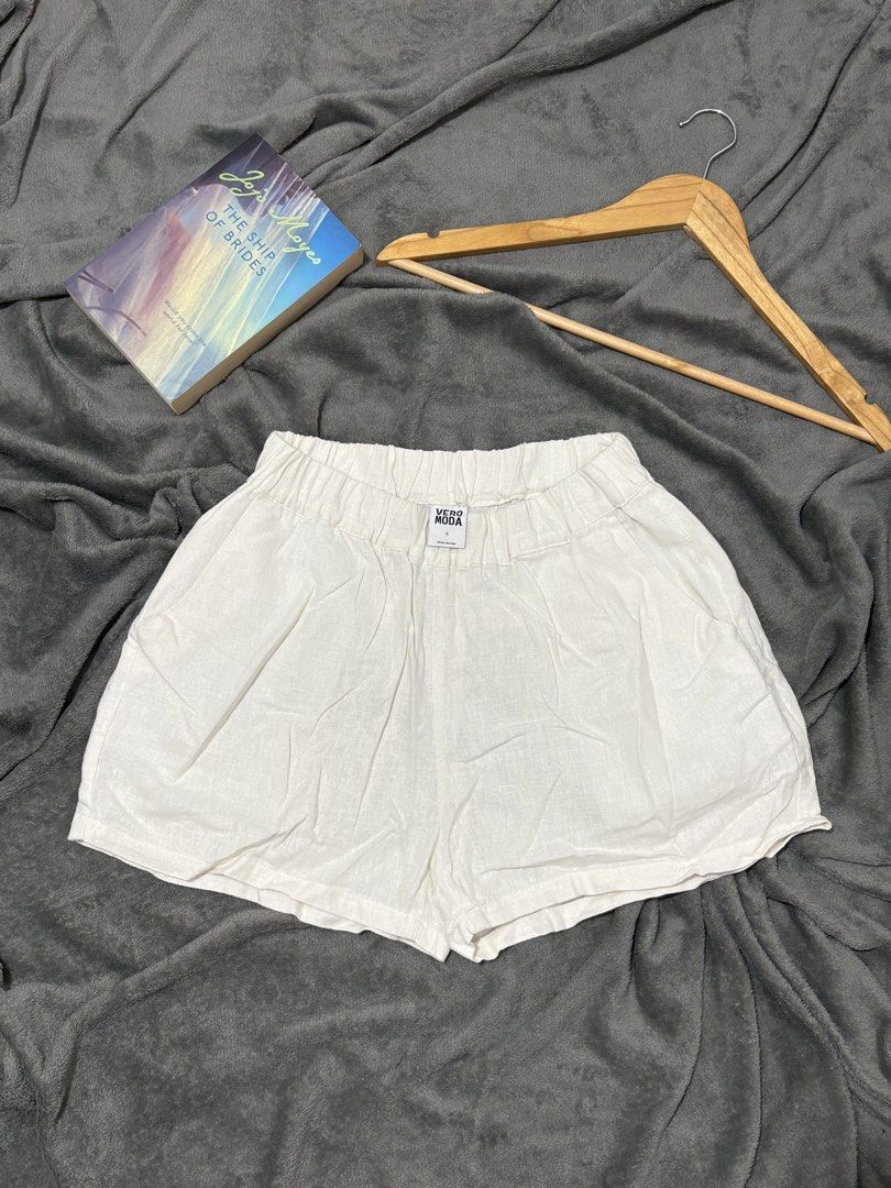 Vero Moda Linen Short Size 25-32 (Category: Shorts) located in General Trias. Submitted by hiraethcullen (Listing ID 1466328709, Image 1). Description: Waist | 25-32 Length - 13 Direct JNT 📍General Trias Cavite.