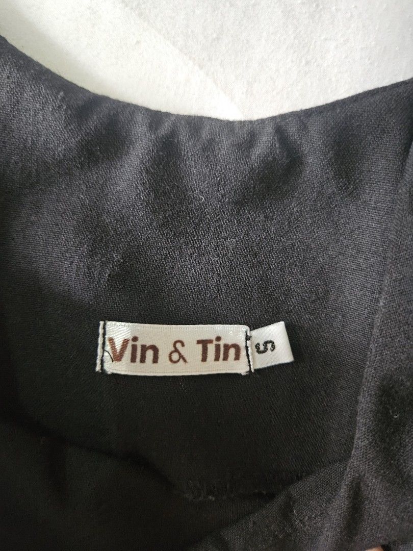 Vin & Tin Black Asymmetrical Top (Category: Sleeveless) located in Muntinlupa City. Submitted by theasells (Listing ID 1466156585, Image 2). Description: Black Vin & Tin tank top in size S. Scoop neckline with thick straps. Very classy, made from linen! Only used once..