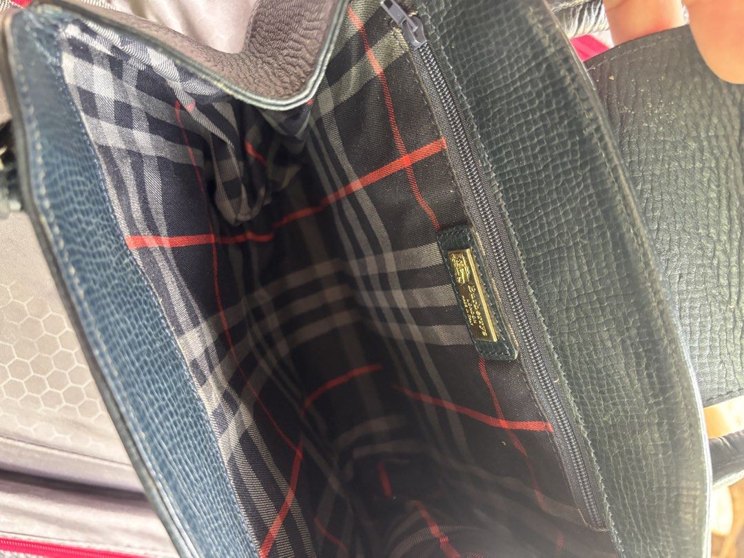 Vintage burberry bag (Category: Luxury Bags & Wallets) located in Davao. Submitted by hangingclosetdavao (Listing ID 1466157193, Image 3). Description: Burberry vintage handbag Grained leather Free shipping.