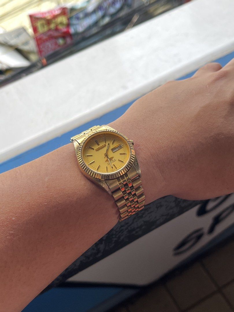 Vintage Citizen (Category: Men's Watches) located in Manila. Submitted by osef_ (Listing ID 1463722191, Image 3). Description: 8200 Movement Working Keeps time.