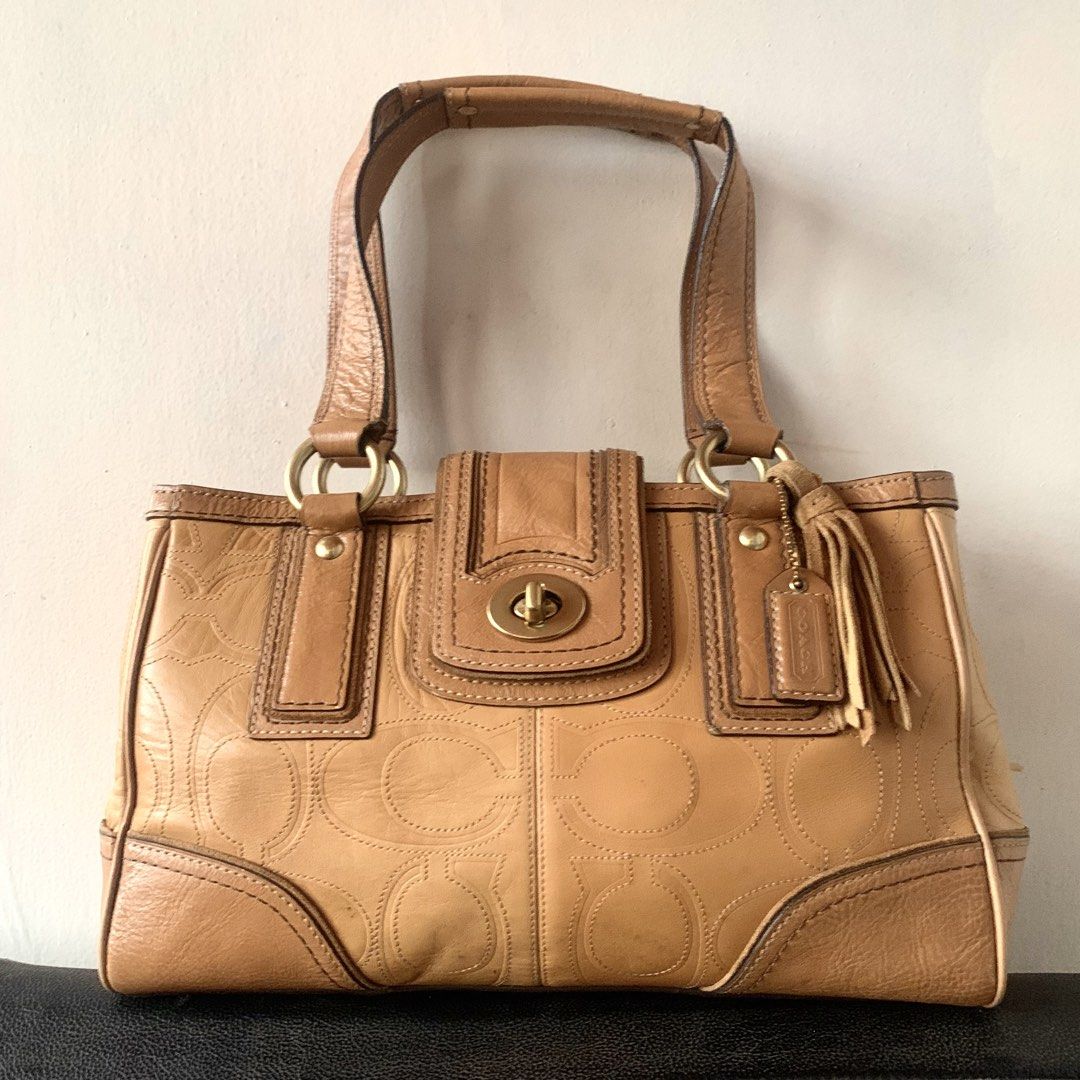Vintage Coach Hampton (Category: Luxury Bags & Wallets) located in Cebu City. Submitted by thegoodleftovers (Listing ID 1466183761, Image 1). Description: Vintage Coach Hampton Leather Turnlock Tassels •Condition: 9.5/10 •Color rate: 9.5/10 •Issue: none •Size: M Height 7.5 inches Width 14 inches Php + sf 📩 more details Cebu City.