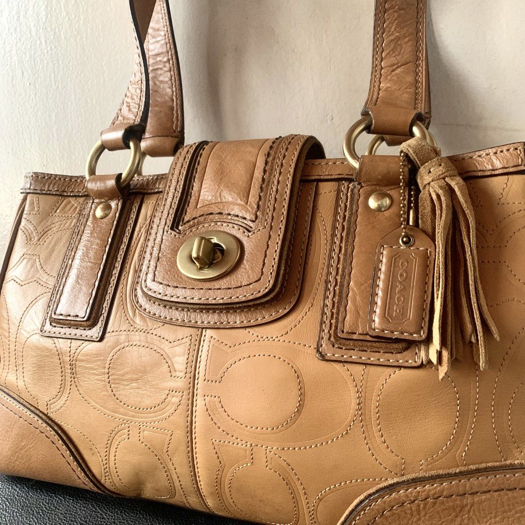 Vintage Coach Hampton (Category: Luxury Bags & Wallets) located in Cebu City. Submitted by thegoodleftovers (Listing ID 1466183761, Image 2). Description: Vintage Coach Hampton Leather Turnlock Tassels •Condition: 9.5/10 •Color rate: 9.5/10 •Issue: none •Size: M Height 7.5 inches Width 14 inches Php + sf 📩 more details Cebu City.
