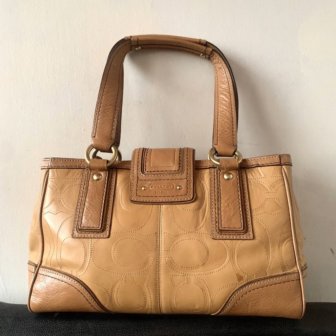 Vintage Coach Hampton (Category: Luxury Bags & Wallets) located in Cebu City. Submitted by thegoodleftovers (Listing ID 1466183761, Image 3). Description: Vintage Coach Hampton Leather Turnlock Tassels •Condition: 9.5/10 •Color rate: 9.5/10 •Issue: none •Size: M Height 7.5 inches Width 14 inches Php + sf 📩 more details Cebu City.
