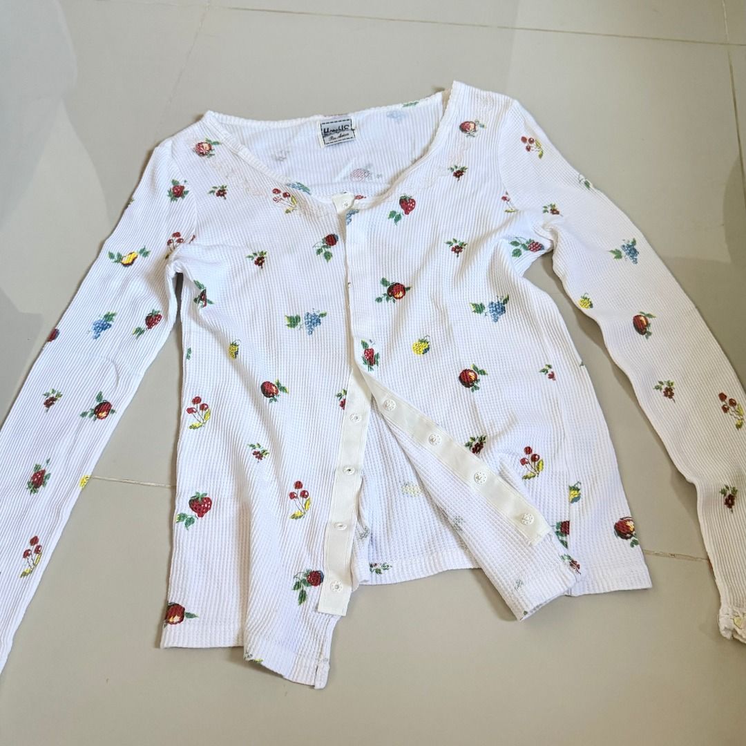 Vintage Floral Cardigan (Category: Coats, Jackets and Outerwear) located in Baliuag. Submitted by dubu.preloved (Listing ID 1466271601, Image 2). Description: Vintage Floral Cardigan (Snap Buttons) ✨ Condition: 7/10 📏 Size: XS-S 🚚 Shipping available via JNT/Flash 📍 Meet-up: Baliuag, Bulacan.