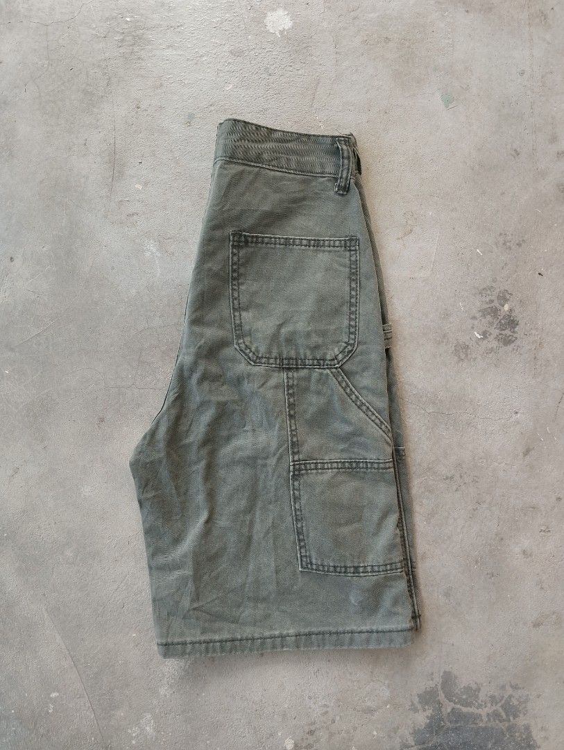 Vintage Green Utility Carpenter Shorts (Category: Shorts) located in Mati. Submitted by old_era.ph (Listing ID 1466274074, Image 3). Description: - Color: Green - Material: Heavy cotton twill with textured weave - Features: Heavy panel detailing on the front, multiple utility pockets, and hammer loop - Closure: Button closure with zip fly - Style: Skater-style, great for everyday wear.