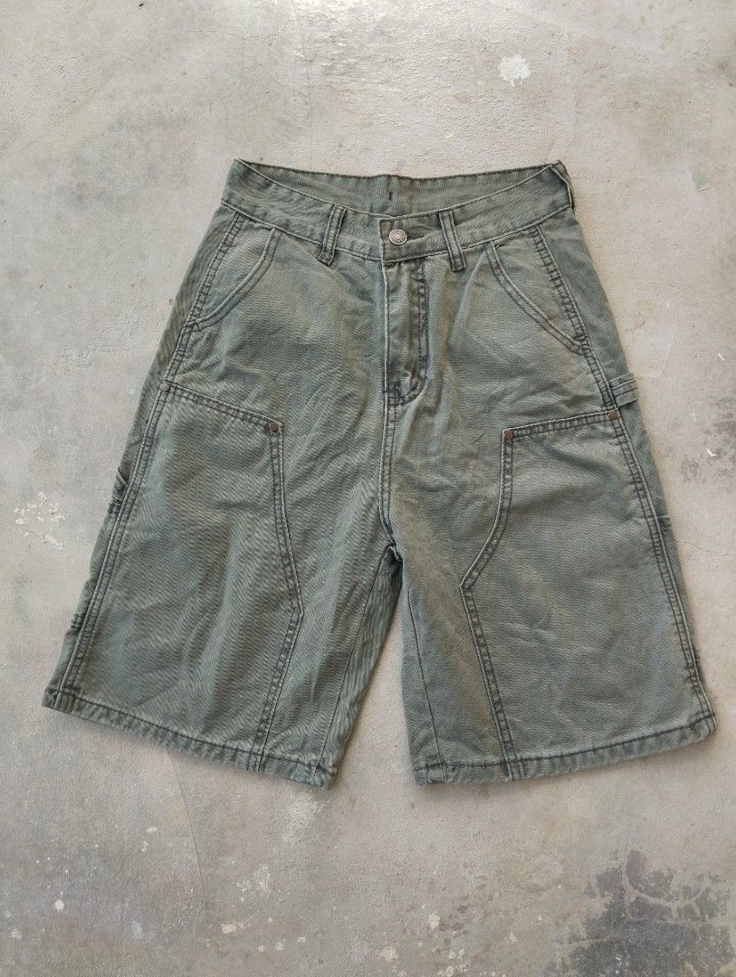 Vintage Green Utility Carpenter Shorts (Category: Shorts) located in Mati. Submitted by old_era.ph (Listing ID 1466274074, Image 1). Description: - Color: Green - Material: Heavy cotton twill with textured weave - Features: Heavy panel detailing on the front, multiple utility pockets, and hammer loop - Closure: Button closure with zip fly - Style: Skater-style, great for everyday wear.