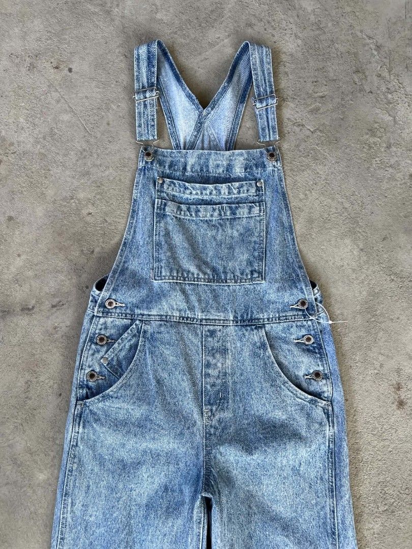 Vintage Levis Silvertab Denim Bib Overalls -Stonewashed (Category: Jumpsuits) located in Dagupan City. Submitted by nigsstuff.com (Listing ID 1466210950, Image 3). Description: Vintage Levi’s SilverTab Denim Bib Overalls – Stonewashed Very good condition No issue Size S Length: 55 Waist: 36 Leg Opening: 13 Hem: 9.5 Swipe for details.