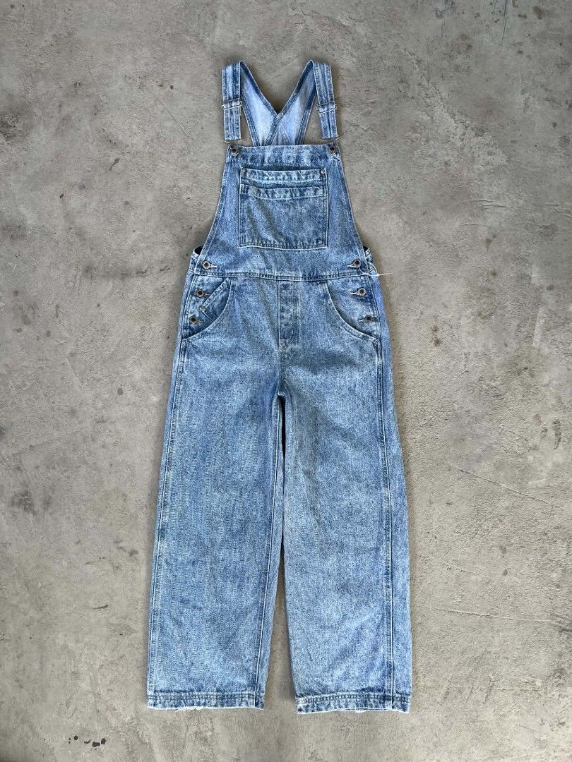 Vintage Levis Silvertab Denim Bib Overalls -Stonewashed (Category: Jumpsuits) located in Dagupan City. Submitted by nigsstuff.com (Listing ID 1466210950, Image 1). Description: Vintage Levi’s SilverTab Denim Bib Overalls – Stonewashed Very good condition No issue Size S Length: 55 Waist: 36 Leg Opening: 13 Hem: 9.5 Swipe for details.