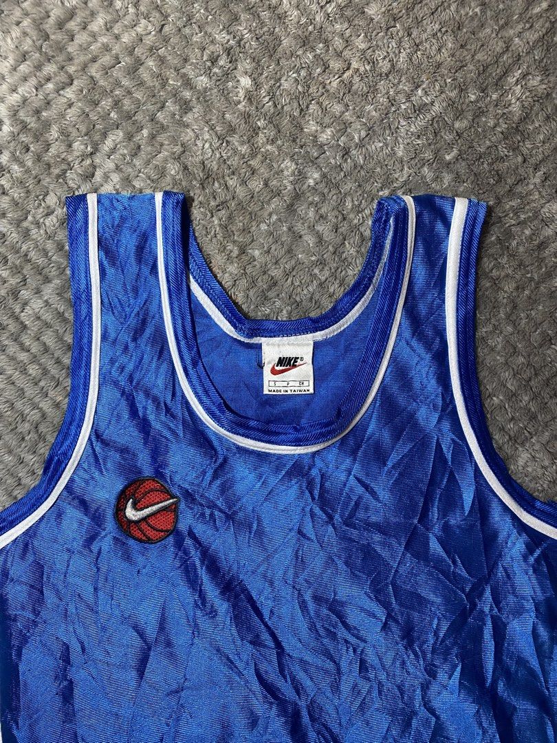 Vintage Nike tank top (Category: Activewear) located in Prosperidad. Submitted by octaviorey80594 (Listing ID 1466311042, Image 2). Description: Dimes 20x28 Issue faded number 32 9.5/10 color rate.